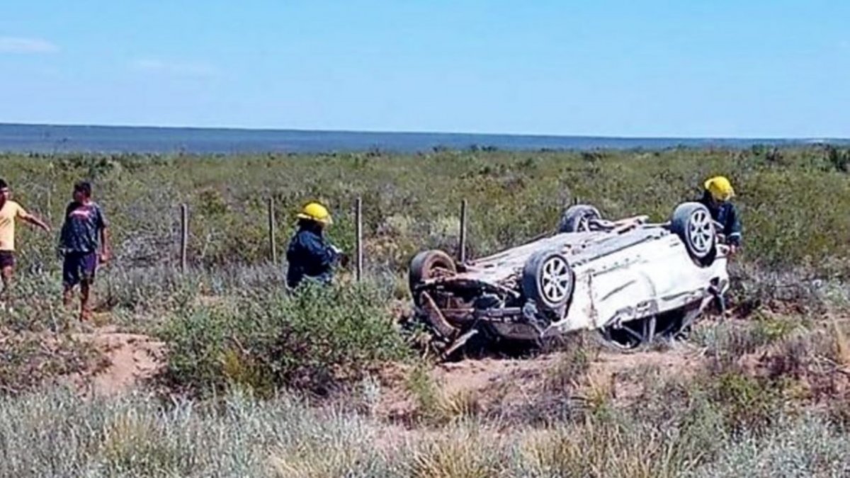 Una familia reventó un neumático y volcó en la Ruta 151