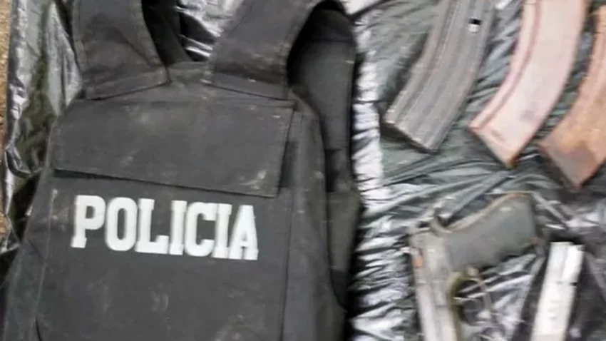 Llevaban un TV robado y un bolso con ropa de policial