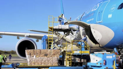 Aerolíneas parte a buscar el millón de vacunas chinas