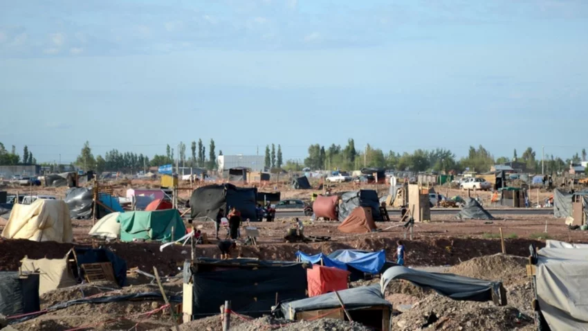 Ordenan no devolver cables a vecinos de toma Casimiro Gómez