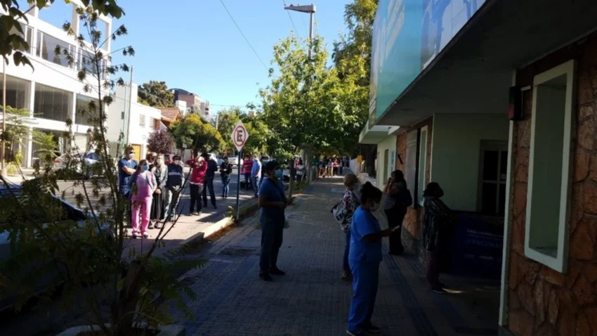 Colas de gente para vacunarse en centros de Neuquén