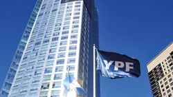 La calificadora de riesgo Moody’s sube la nota de YPF