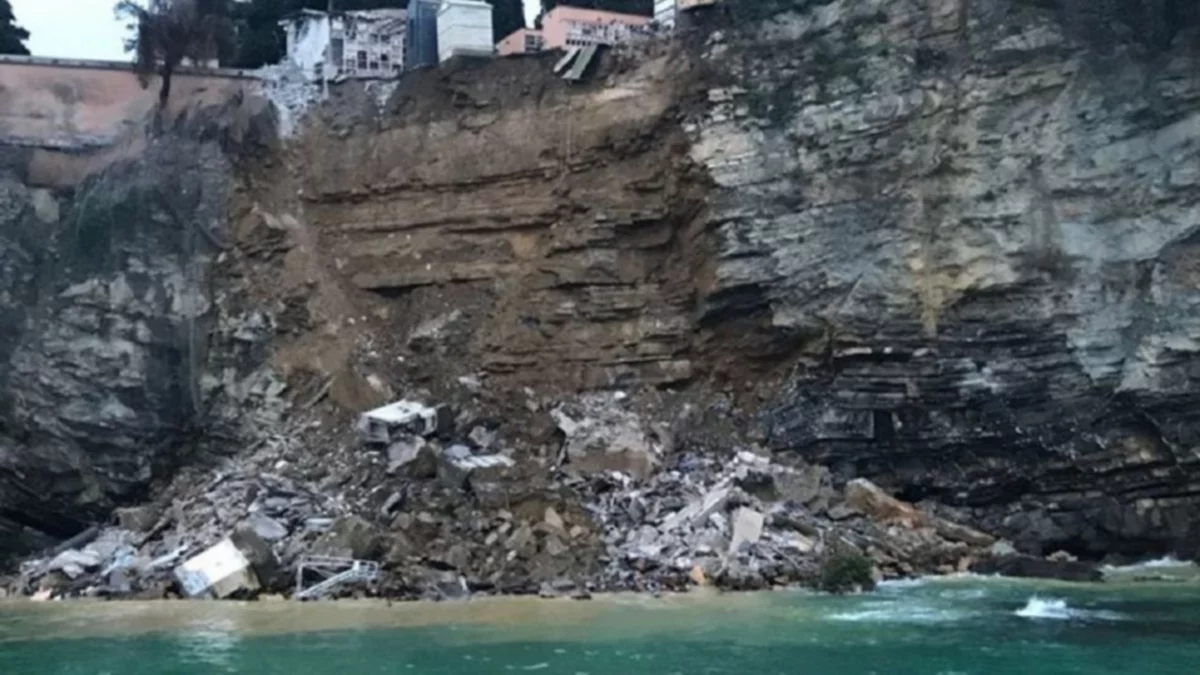 Cayeron al mar 200 ataúdes tras el colapso de un cementerio