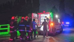 Cayeron a un desagüe y quedaron atrapados en el auto
