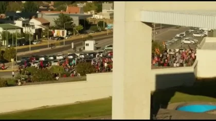 Gutiérrez adentro hablaba; afuera reclamaban