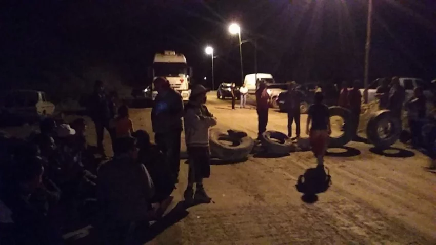 Familias cortan la ruta 40; están reunidos con el municipio