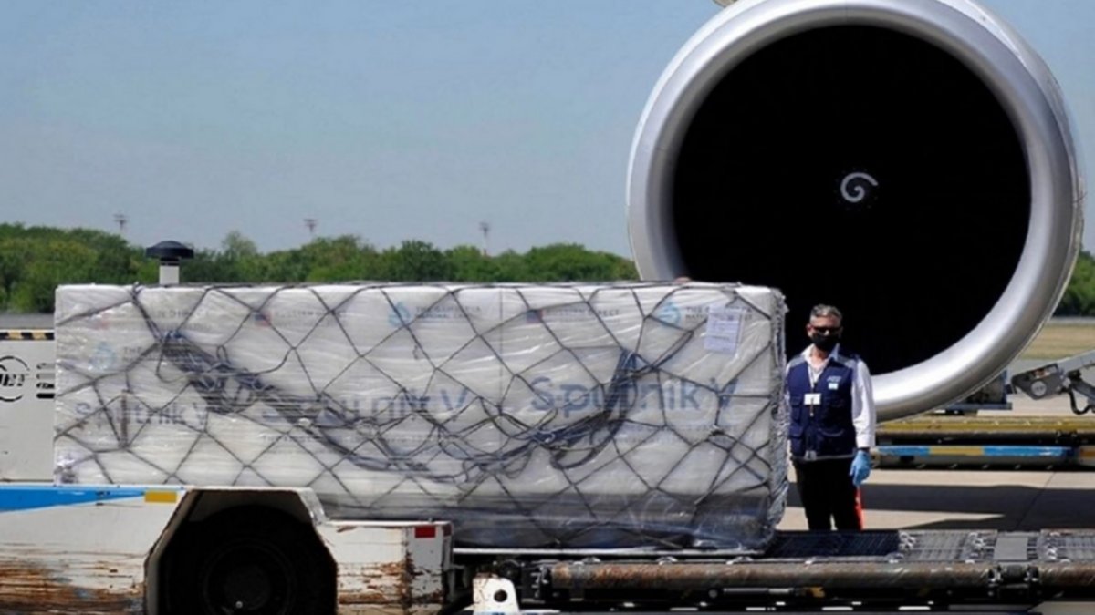 Llega nuevo cargamento de 12.300 vacunas; rusa y china