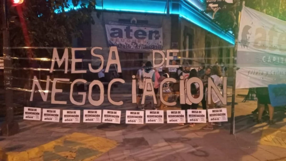 Casa de Gobierno sitiada en Neuquén: qué dice el Gobierno