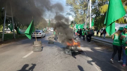 El bloqueo de ATE Río Negro perjudica a Neuquén