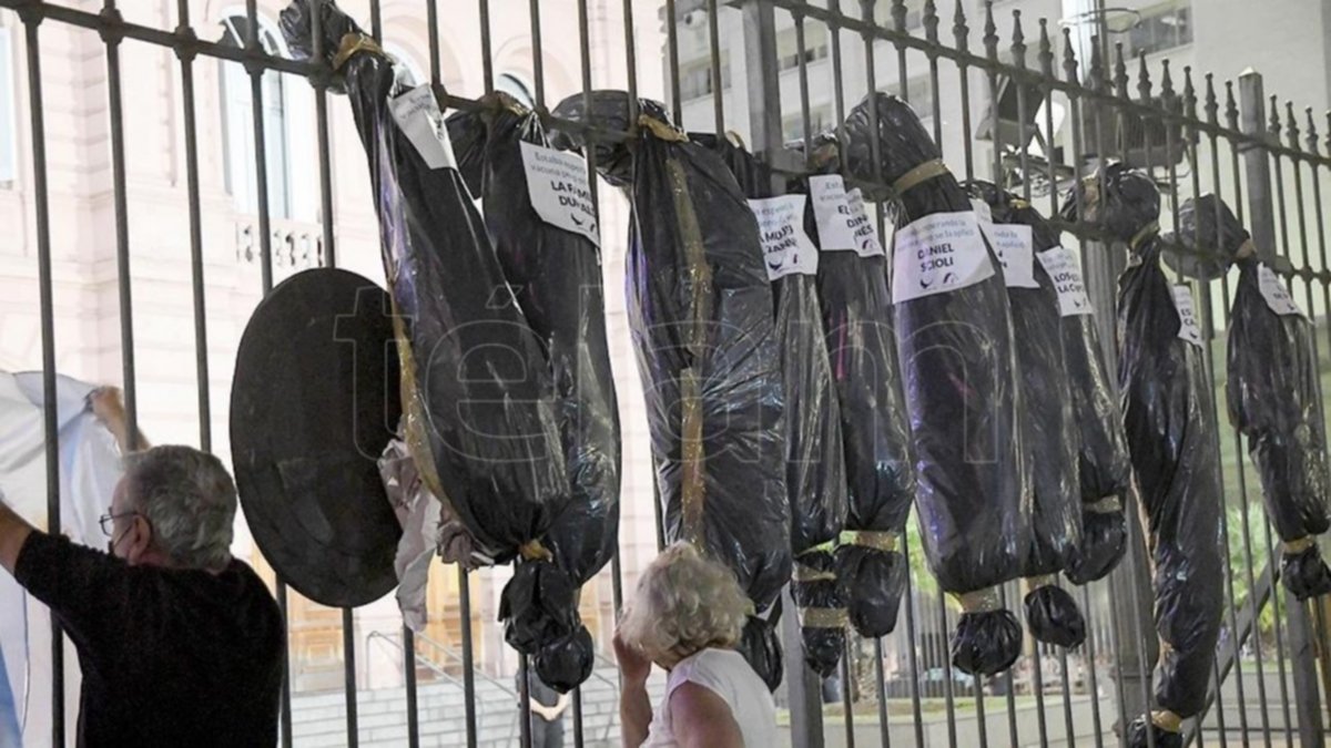 Denunciaron a los responsables de las bolsas mortuorias