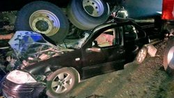 Un auto quedó aplastado por un camión: nene de 3 años grave