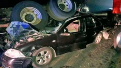 Un auto quedó aplastado por un camión: nene de 3 años grave