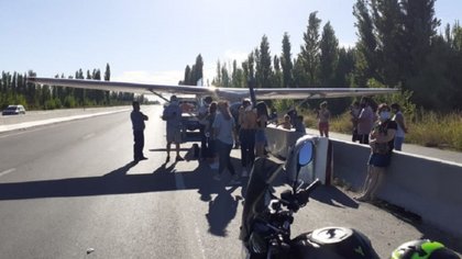 Avioneta aterrizó de emergencia en la ruta 22