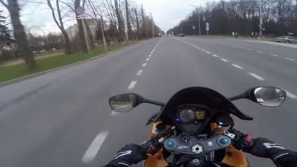 Se bajó del auto y una moto lo voló por el aire