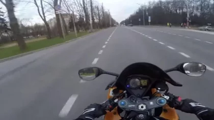 Se bajó del auto y una moto lo voló por el aire