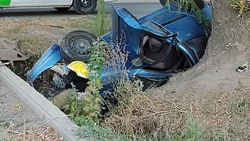 Una familia cayó con su auto a un canal de desagüe