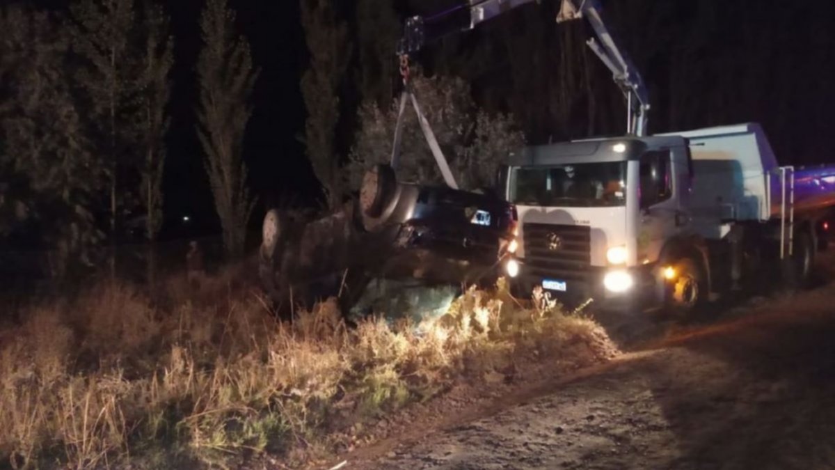 Volcó y buscaban al conductor: estaba con la novia