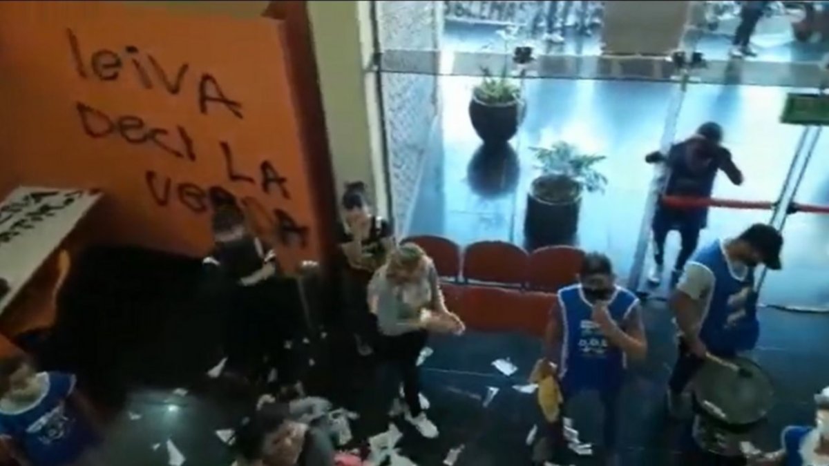 Violentos destrozaron la sede del Diario Río Negro