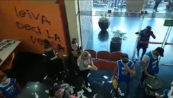Violentos destrozaron la sede del Diario Río Negro