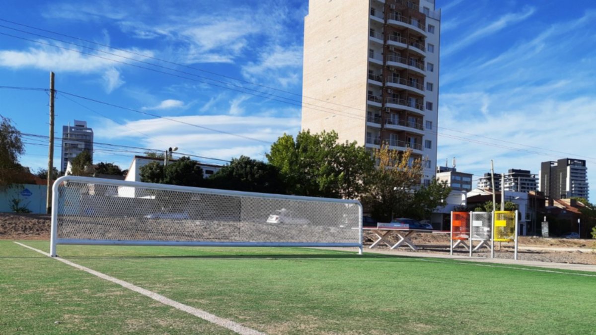 El municipio construirá 50 canchas de fútbol tenis