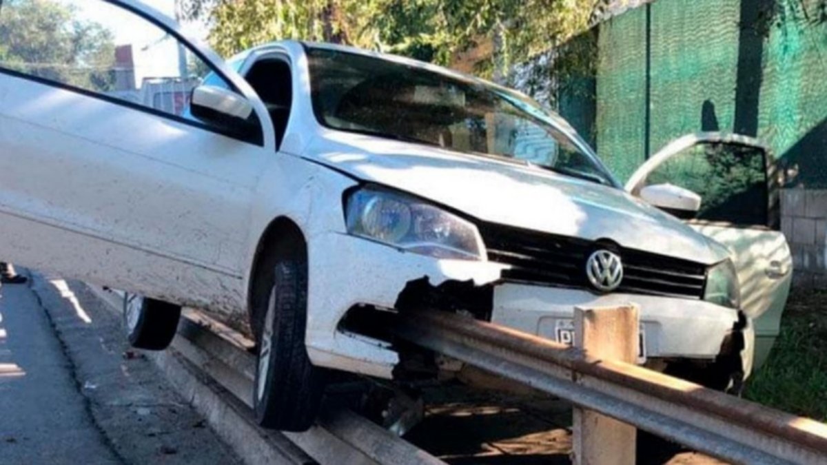 Un auto despistó y el guardarrail lo atravesó por completo
