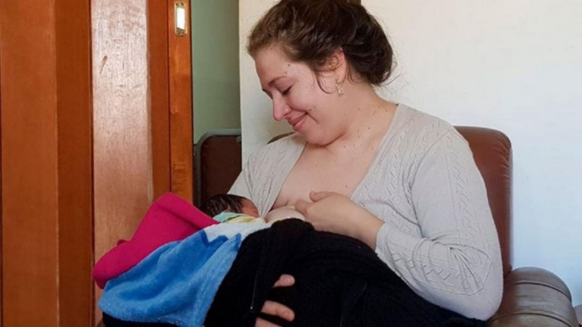 Abandonaron a un recién nacido; lo amamantó y quiere adoptar