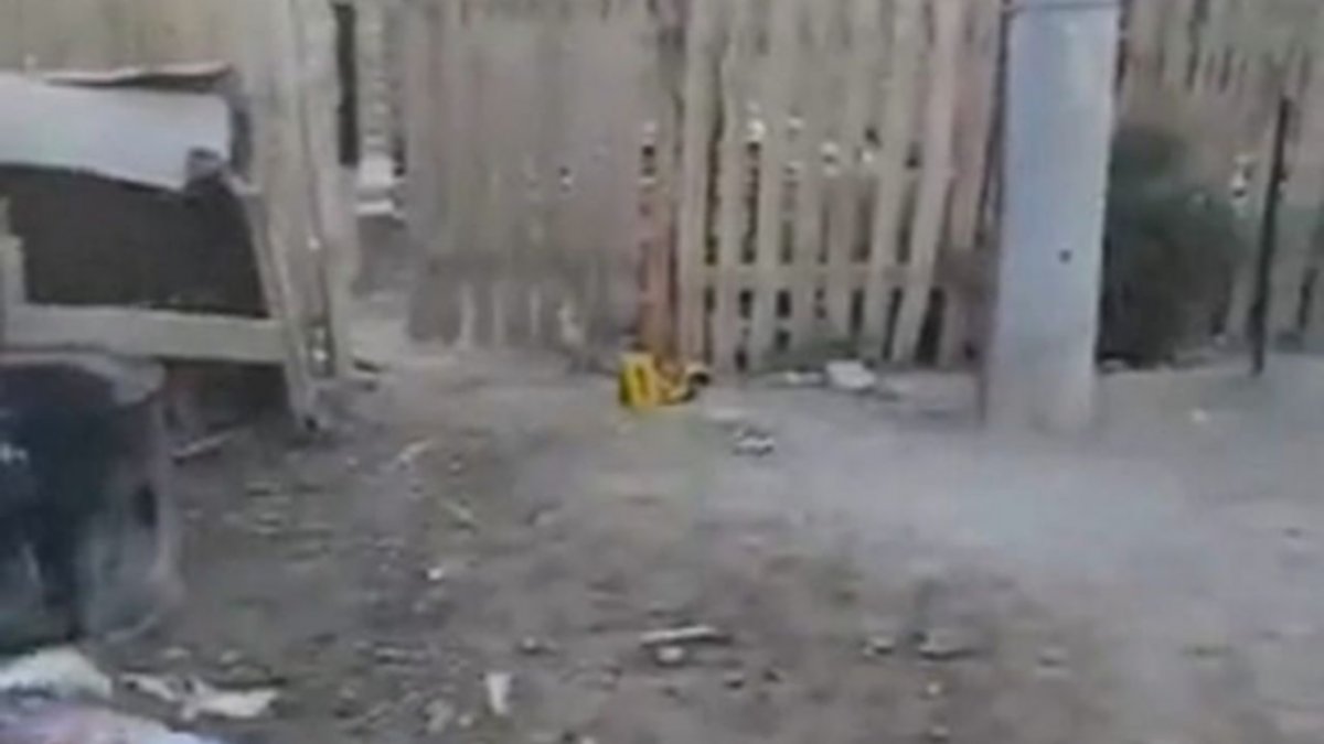 Roció con alcohol a un niño y lo prendió fuego