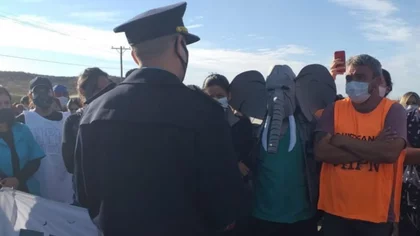 La Policía llevó una orden de desalojo al corte de Añelo