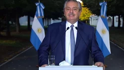Restricciones: sin reuniones y  toque de queda a medianoche