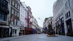 Con vacunas y confinamiento, Inglaterra baja los contagios