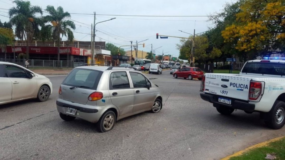 Lo llevó sobre el capot del auto hasta que al fin lo mató