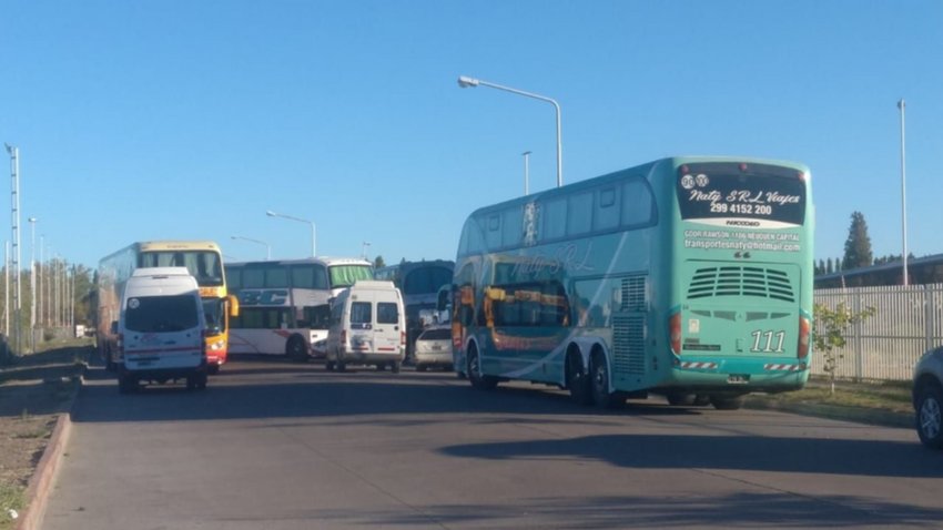Bloquean los ingresos a la Terminal de Ómnibus de Neuquén