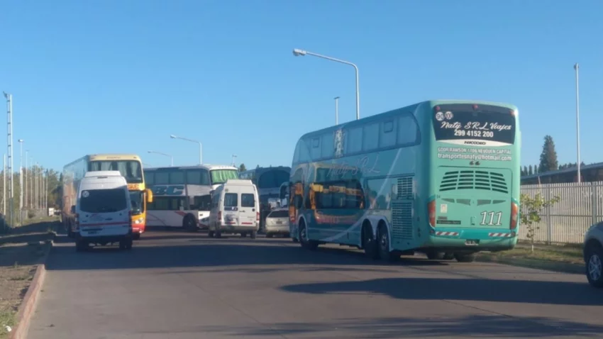 Bloquean los ingresos a la Terminal de Ómnibus de Neuquén