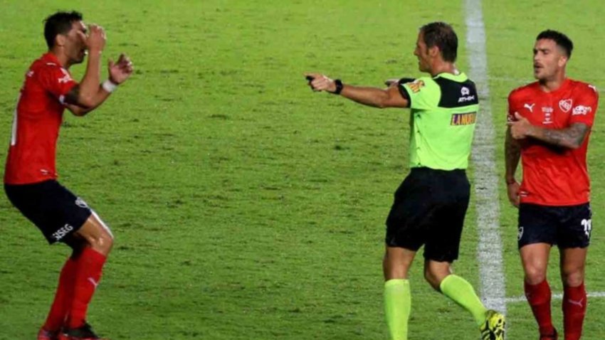 Vigliano reconoció su error en el penal contra Independiente