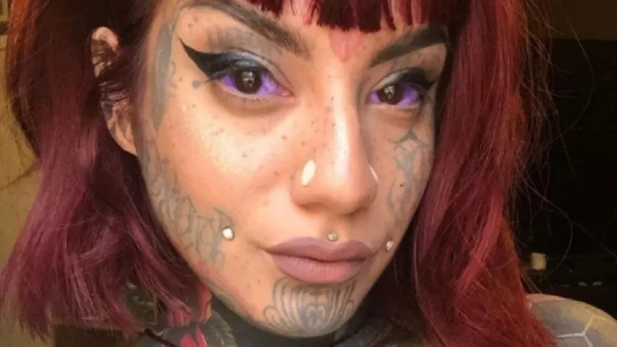 Se tatuó los ojos y quedó ciega: "me siento mejor persona"