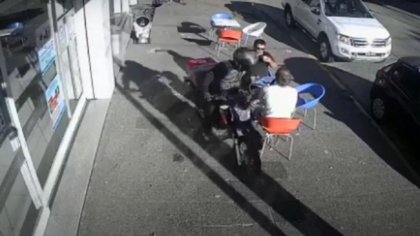Robo Express: tomaban un helado y los sorprendió un motochorro