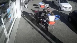 Robo Express: tomaban un helado y los sorprendió un motochorro