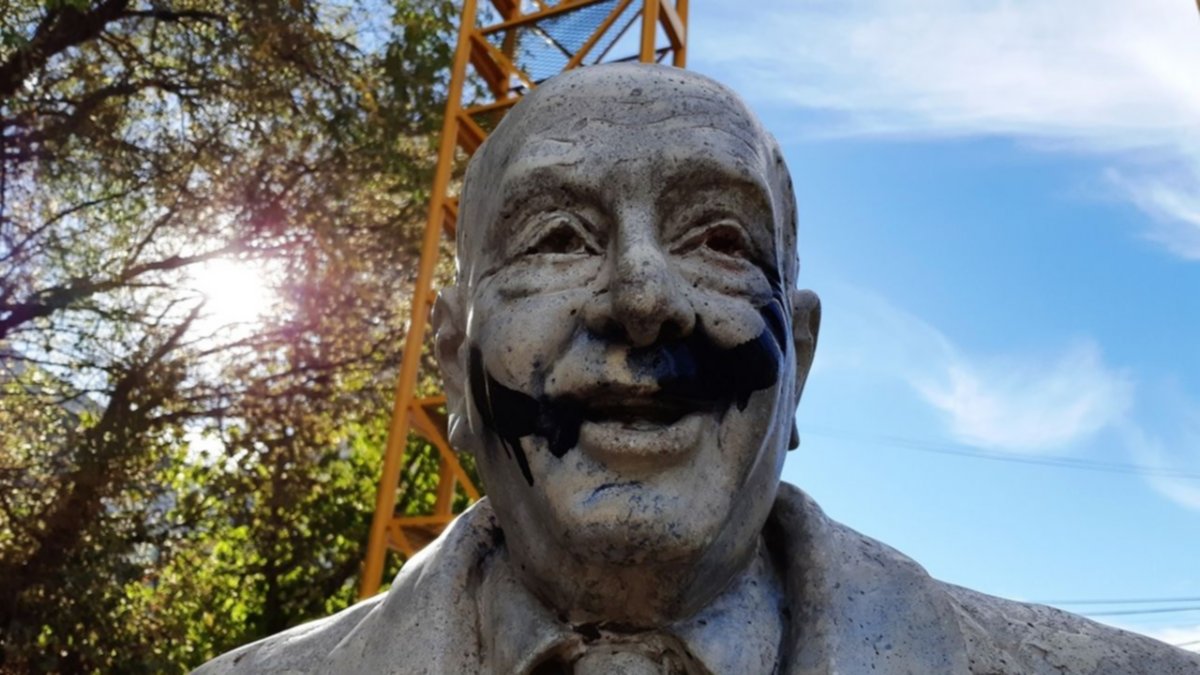 Pintarrajearon la estatua de Felipe Sapag