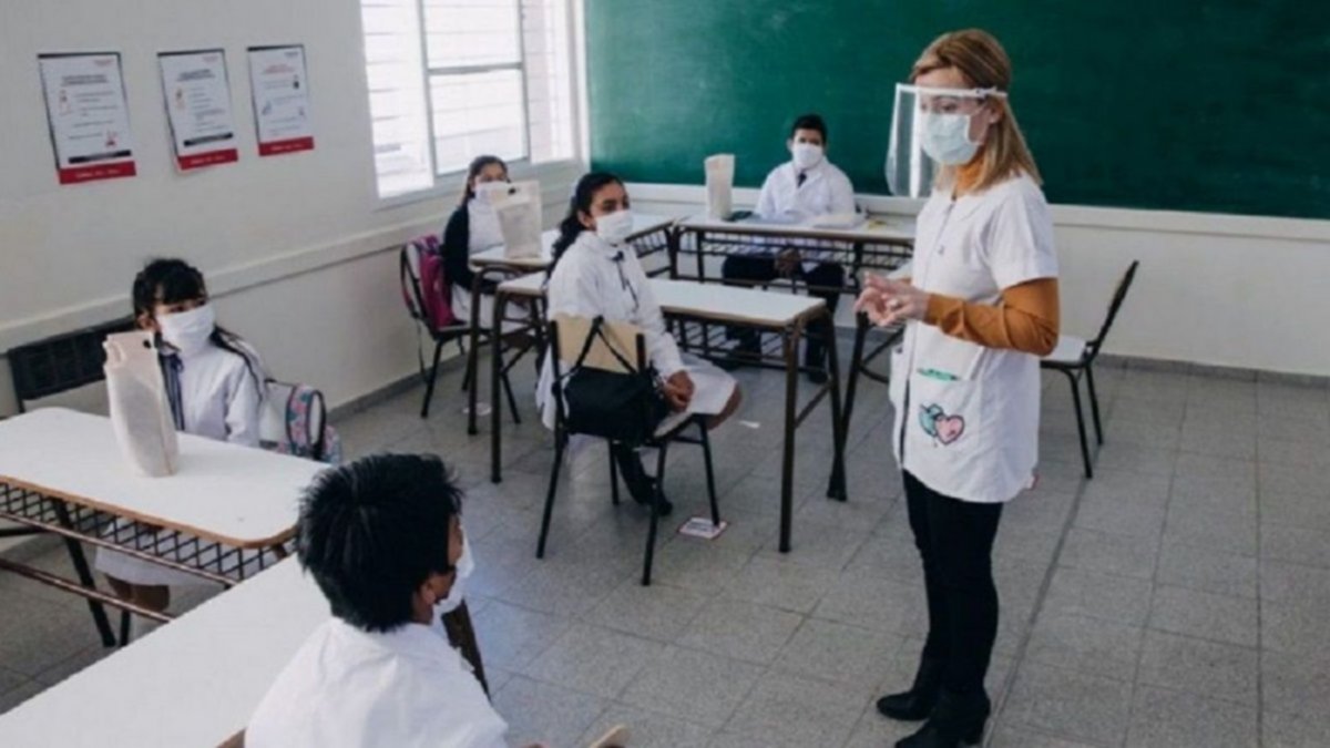 Ordenan que haya clases presenciales en CABA