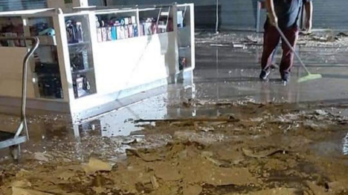 Se cayó parte del techo de Jumbo sobre un stand