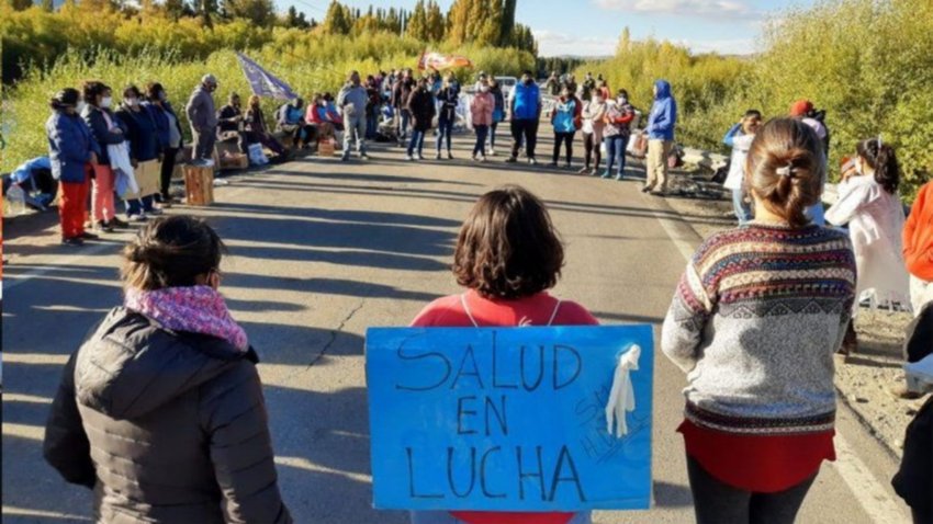 Es médica, debe cubrir una guardia y sus colegas no la dejan pasar