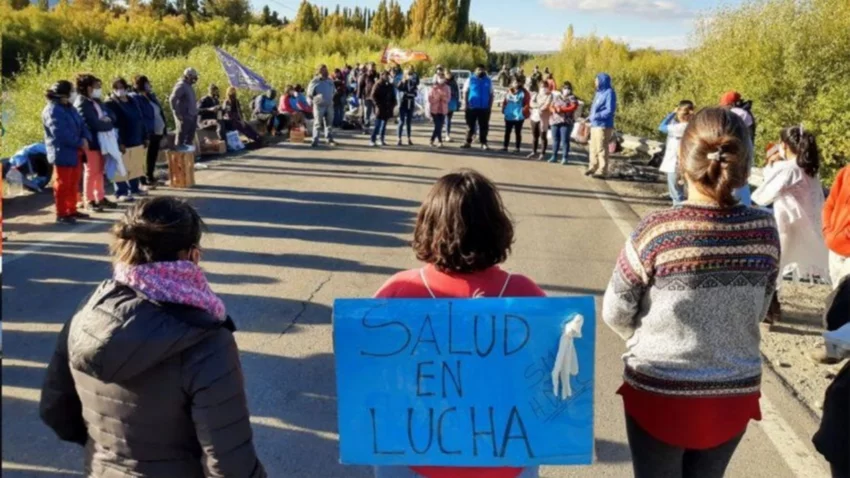 Es médica, debe cubrir una guardia y sus colegas no la dejan pasar