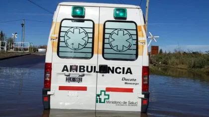 Una ambulancia quedó semisumergida en una inmensa laguna