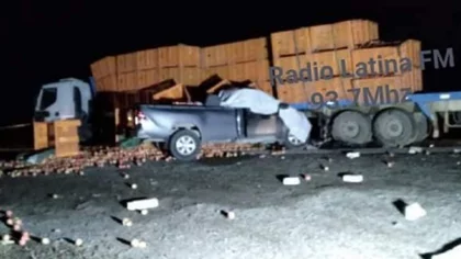 Murió tras chocar contra un camión cargado de fruta