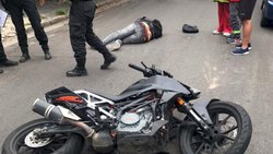 Motochorros quisieron robarle a un policía: mató a uno