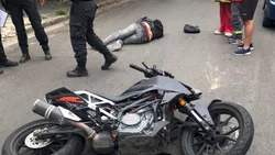Motochorros quisieron robarle a un policía: mató a uno