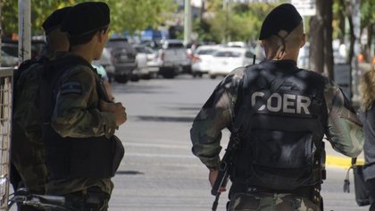 Los policías eran obligados a meterse al agua, sin saber nadar