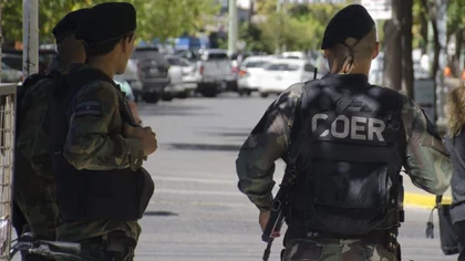 Los policías eran obligados a meterse al agua, sin saber nadar