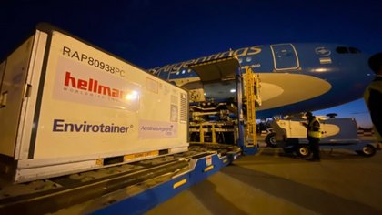 Llegaron 244.800 dosis de China, y hoy sale un nuevo vuelo a Rusia