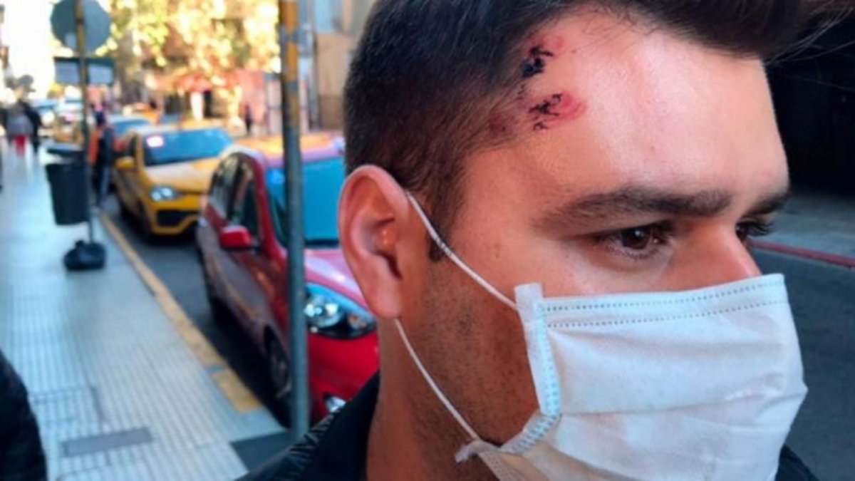 Robo piraña: frenó y cinco hombres se le metieron al auto